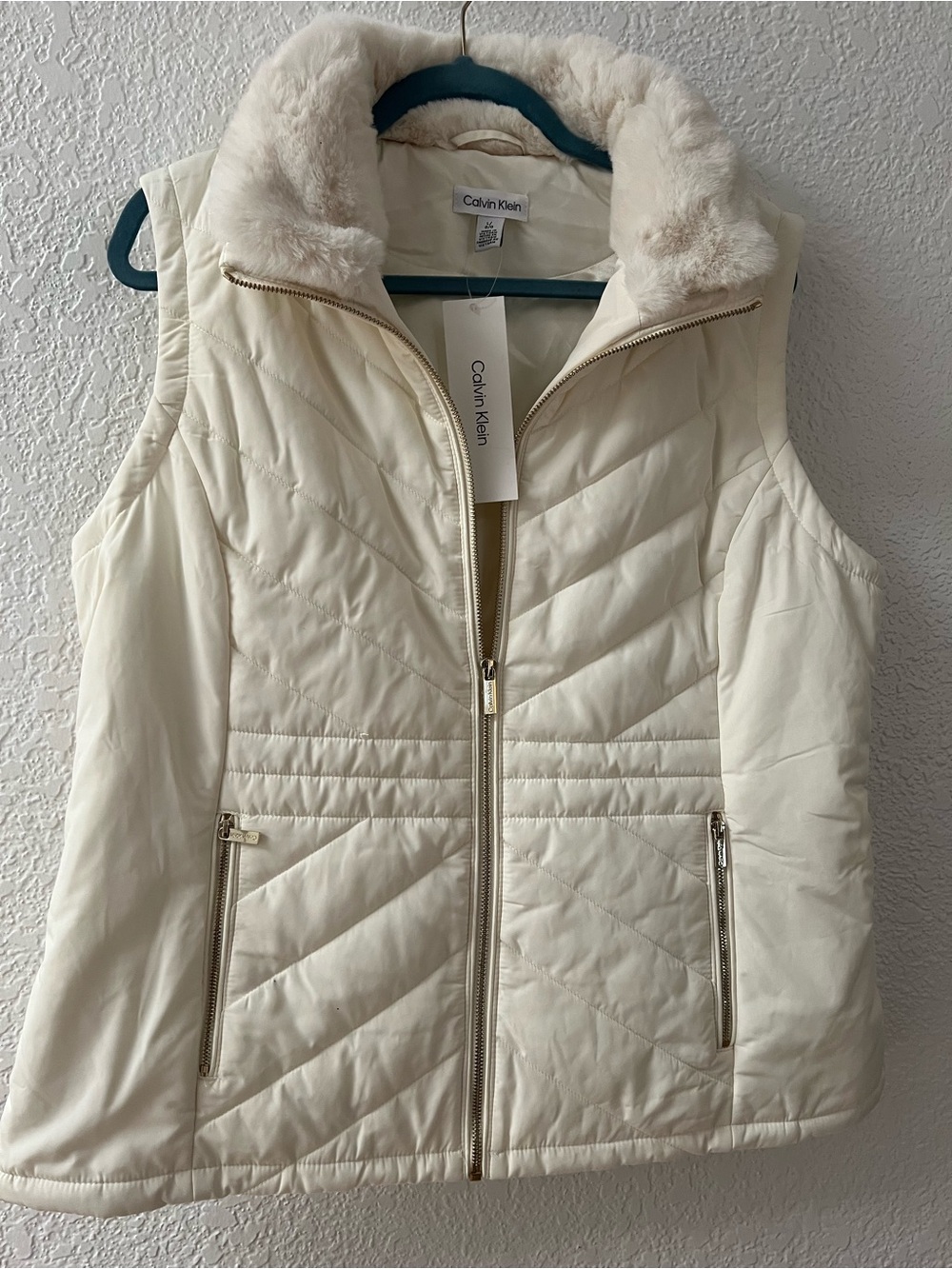 NWT: Size L Calvin Klein Cream Quilted Faux-Fur Collar Vest